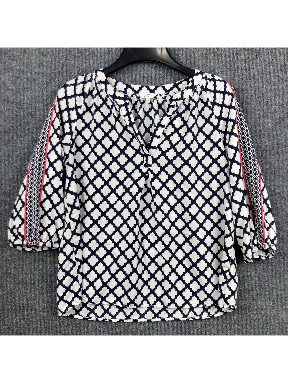 Crown & Ivy Womens Size Large Blue & White 3/4 Sleeve Patterned V-Neck Top EUC